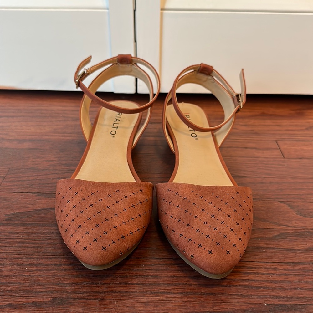 Bunt orange ankle strap flats